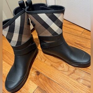 Stylish Black and Tan Women's Winter Boots